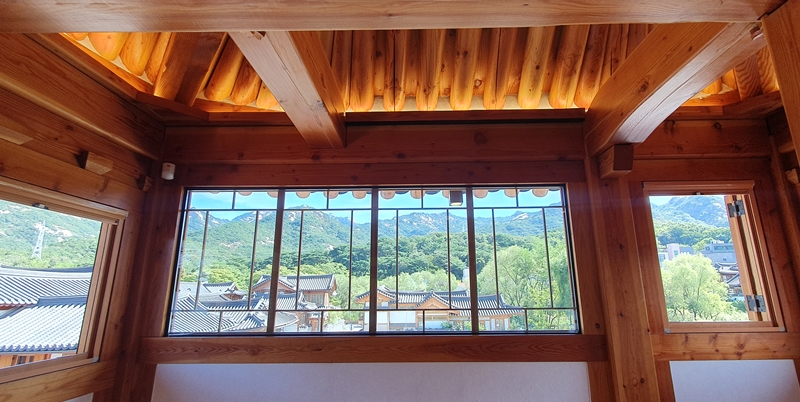 The window on Bzign Hanok's second floor was the only spot within the building where Korea.net was allowed to take photos. The view features beautiful scenery like a framed picture. 