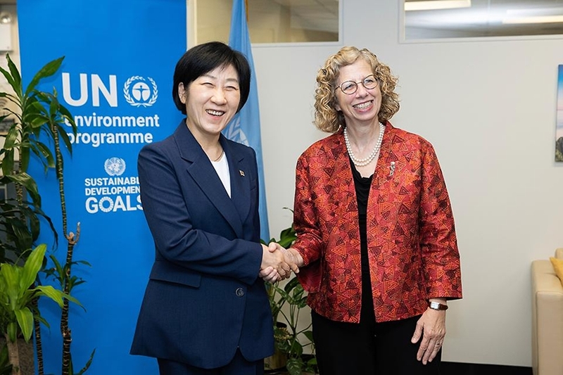 Minister of Environment Han Wha-jin (left) on Sept. 20 takes a photo with United Nations Environment Programme (UNEP) Executive Director Inger Andersen at UNEP's office in New York. (Ministry of Environment) 