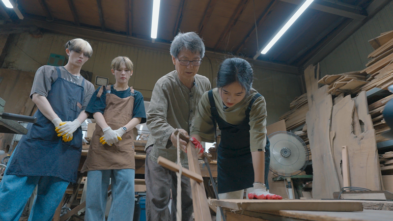 Somokjang Jeong Jin-ho (second from right) on Sept. 2 explains how to cut wood with a hacksaw at his work space in the township of Myeongseok-myeon in Jinju, Gyeongsangnam-do Province. (OSSC Production Team) 