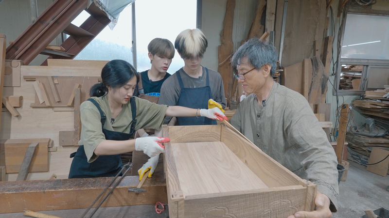 Joinery artisan Jeong Jin-ho (right) on Sept. 2 explains the seoan production process at his work space in the township of Myeongseok-myeon in Jinju, Gyeongsangnam-do Province. (OSSC Production Team) 