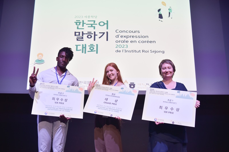The winners of this year's Korean Speaking Contest on June 2 take a group photo at Paris Korea Center in the eighth arrondissement of the French capital, where King Sejong Institute Center of France is located.