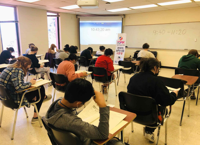 The Test of Proficiency in Korean (TOPIK) will offered more times from next year. Shown are people on April 9 last year taking the 81st TOPIK at the University of Kansas in Lawrence, Kansas. (Chicago Korean Education Center) 