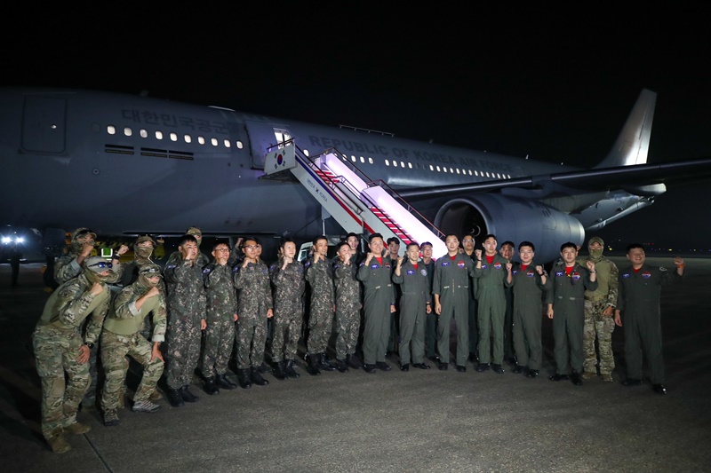 Members of the Republic of Korea Air Force who arrived on the evening of Oct. 14 at Seoul Air Base in Seongnam, Gyeonggi-do Province, take a group photo to mark their evacuation operation from Israel in front of their multi-role tanker transport plane KC-330. Earlier that day, the aircraft flew out of the violence-ravaged country with 220 passengers: 163 Koreans, 51 Japanese and six Singaporeans. (Han Jae-ho of Korea Defense Daily)