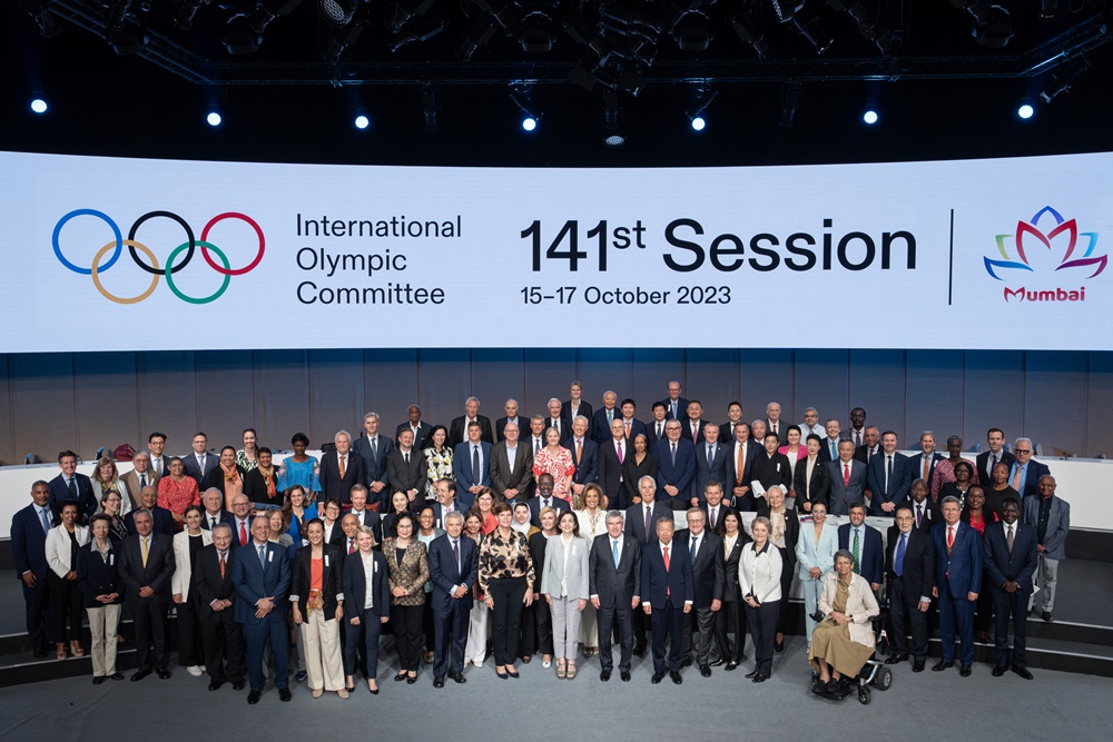 IOC 위원들이 10월 17일 인도 뭄바이 GEO 월드센터에서 주최한 제141차 IOC 총회에서 단체사진을 찍고 있다.
