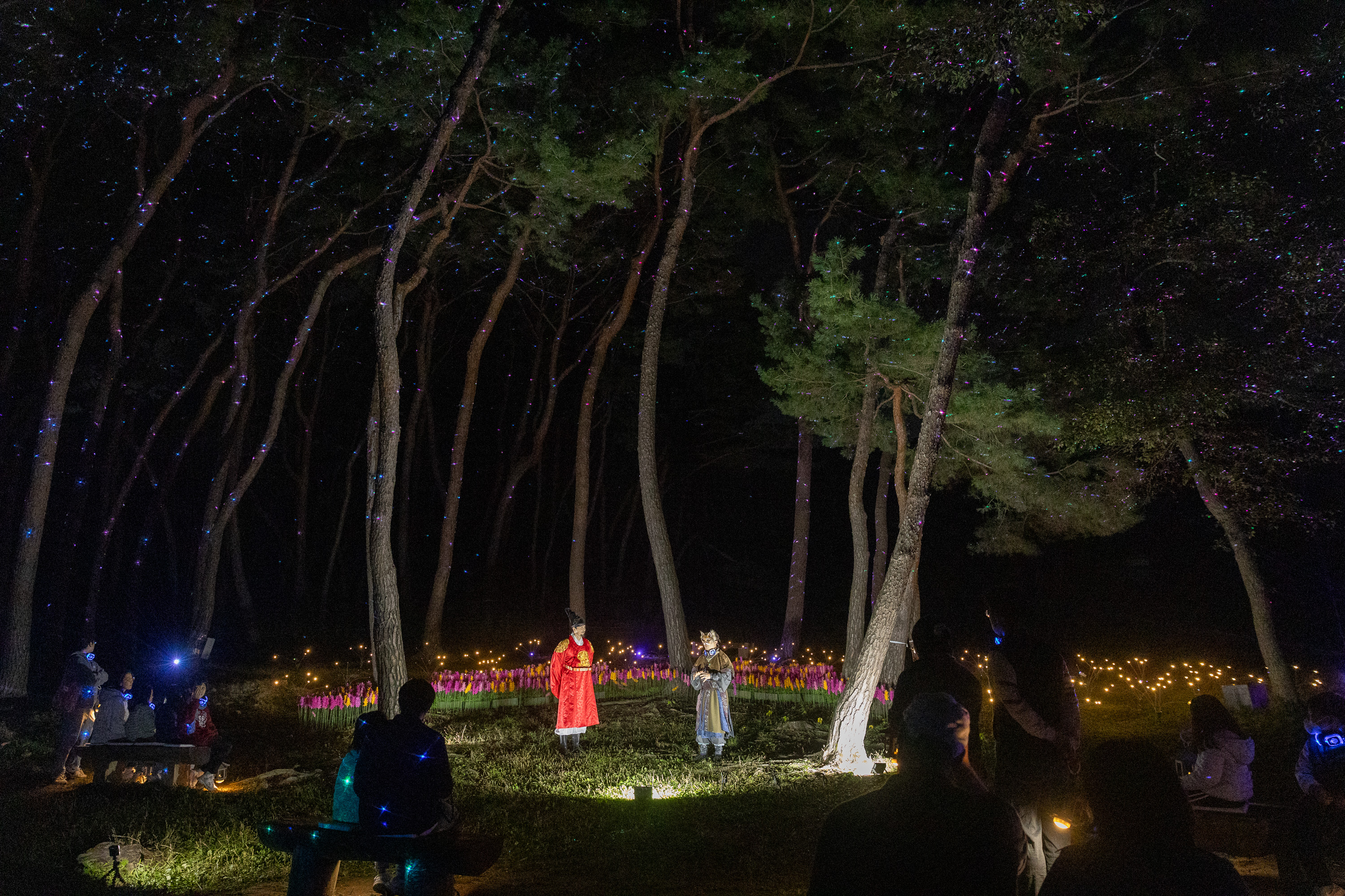 Actors portraying Myomyo (right) and King Sukjong on Oct. 16 hold dialogue in front of Inneung, the grave of the king's wife, at the Royal Tombs of the Joseon Dynasty in Goyang, Gyeonggi-do Province.