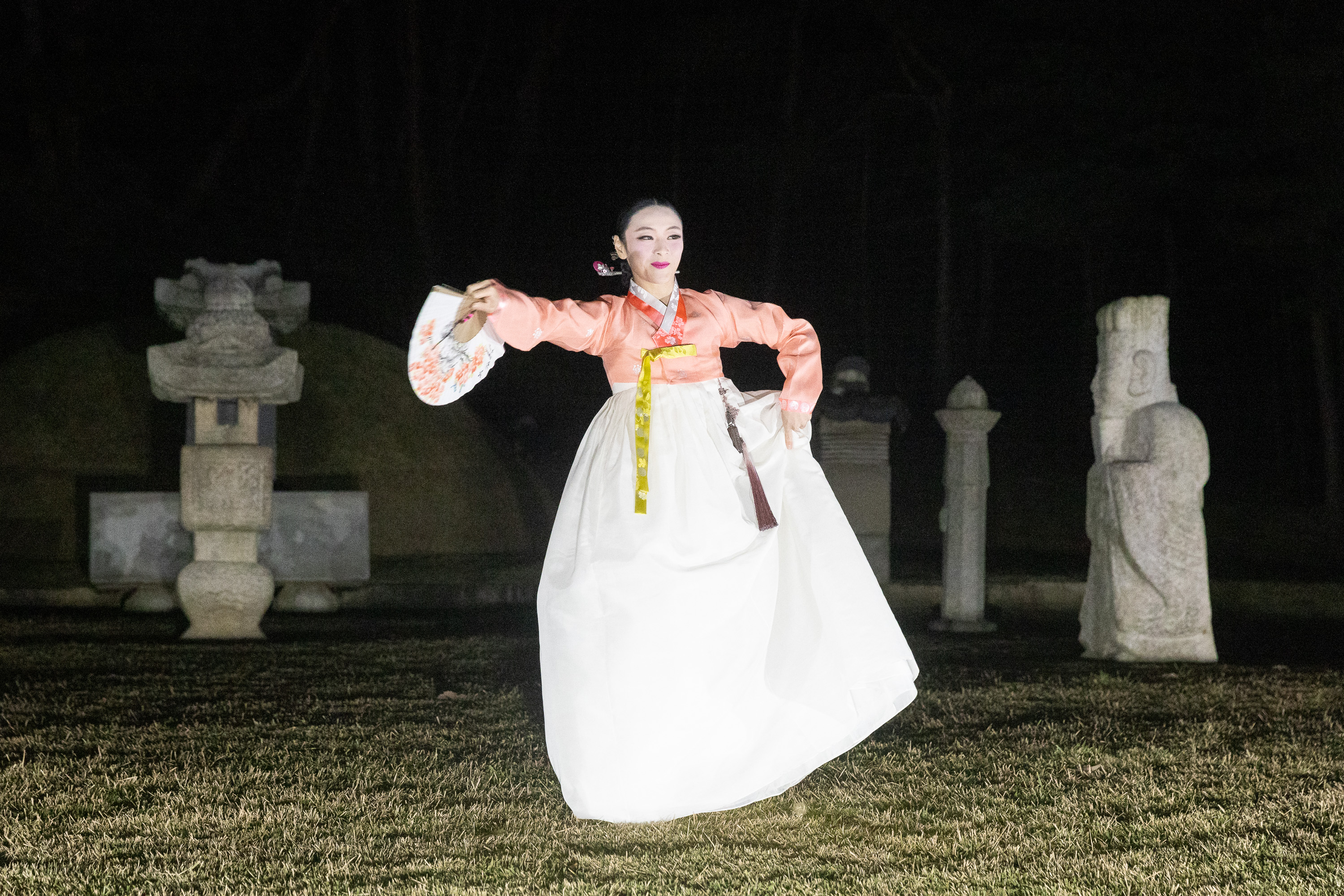 This traditional dance performance on Oct. 16 is held at Daebinmyo, the grave of King Sukjong's royal consort Jang Ok-jeong, at the Royal Tombs of the Joseon Dynasty in Goyang, Gyeonggi-do Province.