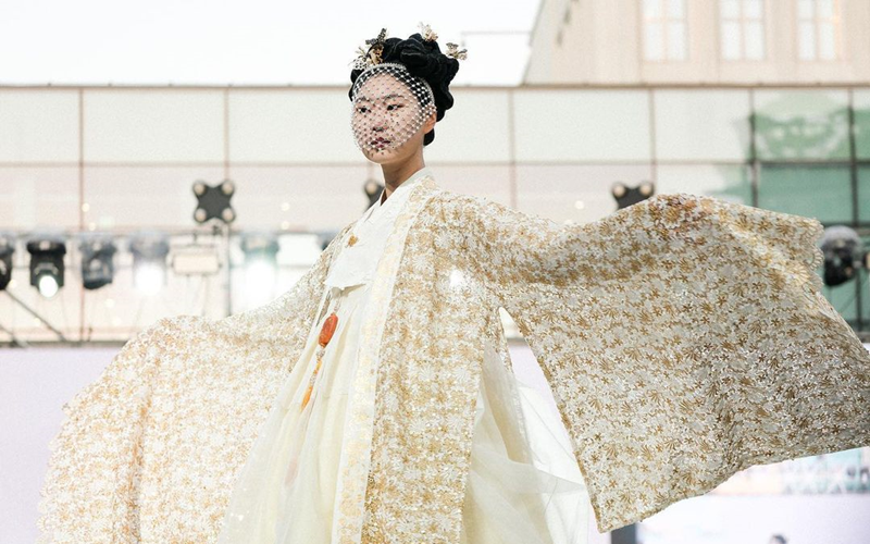 A model on Oct. 20 shows an outfit from the brand Kumdanje at the yard in front of the Seoul Museum of Craft Art as part of the Hanbok fashion show 