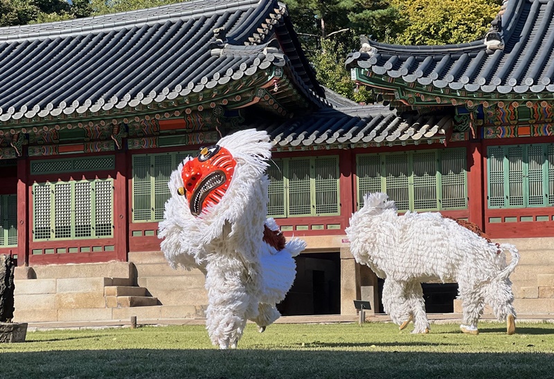 지난 20일, 덕수궁 정관헌에서 열린 대한제국 외국공사 접견례 2부 연회 행사 중 하나로 덕수궁 즉조당 앞마당에서 펼쳐진 ‘봉산탈춤’의 한 장면.