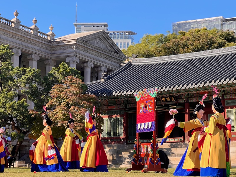지난 20일, 덕수궁 즉조당 앞마당에서 열린 대한제국 외국공사 접견례 2부 연회 행사에서는 한국의 전통춤인 ‘포구락’ 공연이 펼쳐지고 있다.