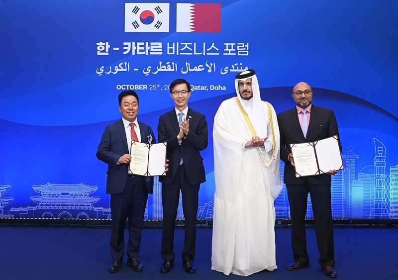 Minister of Trade, Industry and Energy Bang Moon Kyu (second from left) and Qatari Minister of Commerce and Industry Hamad bin Qassim Al Thani (third from left) on Oct. 25 clap while posing for photos at the Korea-Qatar Business Forum at a hotel in Doha, Qatar. (Ministry of Trade, Industry and Energy)