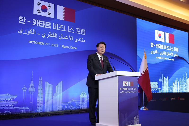 President Yoon Suk Yeol, on a state visit to Qatar, on Oct. 25 gives a speech at the Korea-Qatar Business Forum at a hotel in Doha, Qatar. (Kim Yong Wii from Office of the President)