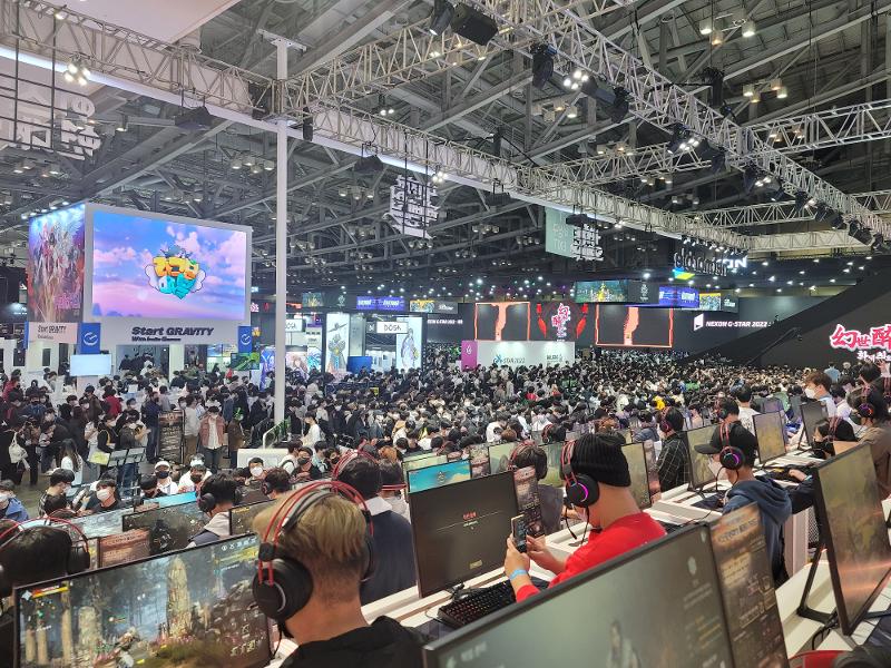 Exhibition Center 1 of BEXCO in Busan's Haeundae-gu District on Nov. 17, 2022, is crowded with players of the game Netmarble. (Yoo Yeon Gyeong) 