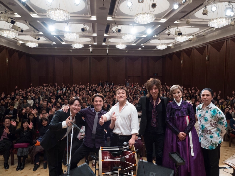 Fusion gugak musician Min Yong-chi (third from left) on Dec. 2, 2015, takes a photo after the performance 