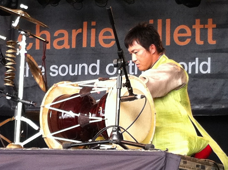 Gugak musician Min Yongchi from March 9-12, 2012, played the janggu (traditional drum) in New Plymouth, New Zealand, as part of the event World of Music, Arts and Dance - World of Music and Dance. (Min Yongchi)