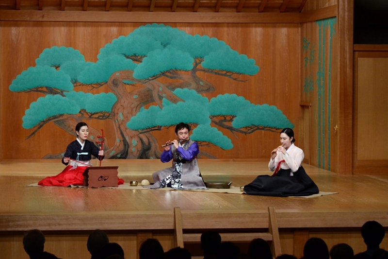 ▲Gugak musician Min Yongchi (middle) on April 20, 2019, plays the daegeum (bamboo flute) at the performance 