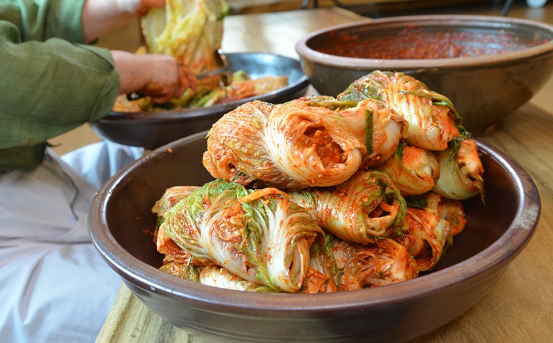 As more regions abroad celebrate Kimchi Day, which falls on Nov. 22 in Korea, exports of the spicy condiment this year are likely to break a record high. (Korea Agro-Fisheries & Food Trade Corp.) 