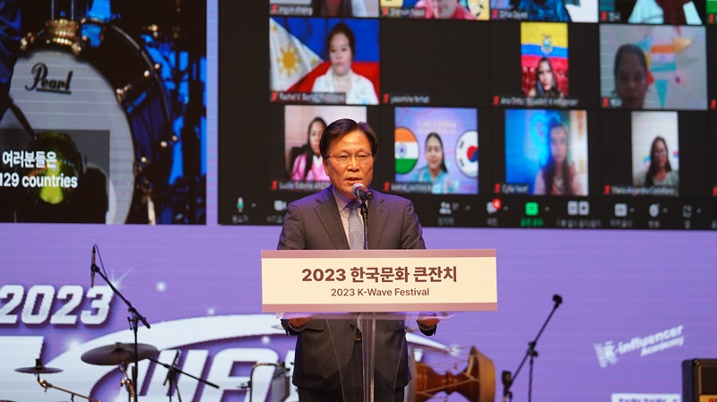 KOCIS Director Kim Jangho on Nov. 4 gives a congratulatory speech at this year's K-Wave Festival held at Daloreum Theater of the National Theater of Korea in Seoul's Jung-gu District. 