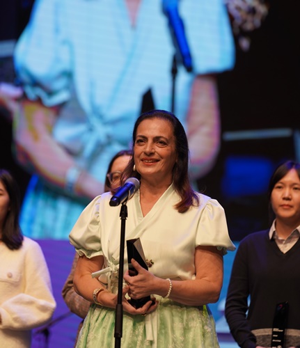 Nathalie Fisz from France, one of this year's top eight Korea.net Honorary Reporters, on Nov. 4 gives her acceptance speech at the National Theater of Korea's Daloreum Theater in Seoul's Jung-gu District. 