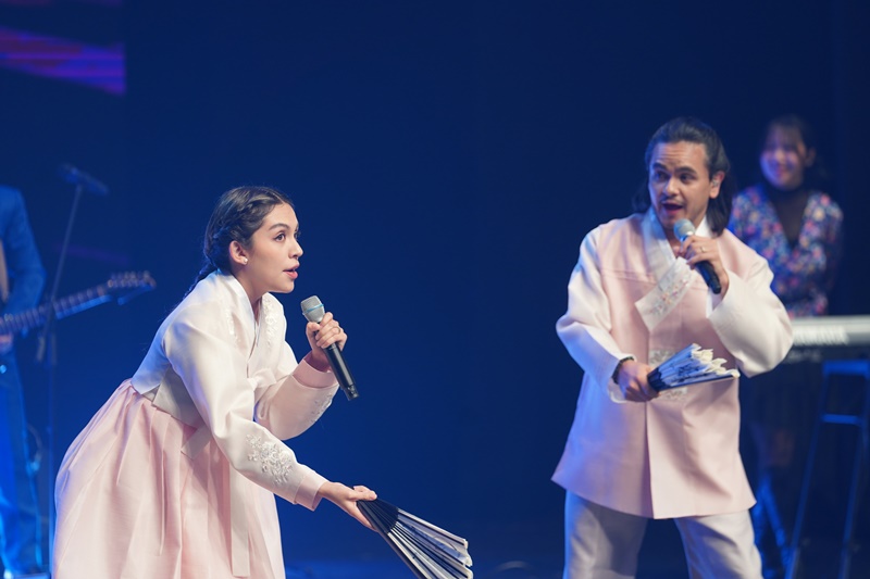 The Mexican team Crisale, winner of the K-Community Challenge in the Joseon pop category, performs on Nov. 4 at the K-Wave Festival held at National Theater of Korea's Daloreum Theater in Seoul's Jung-gu District. 