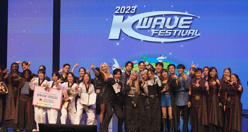 Participants in the K-Community Challenge, the second part of this year's K-Wave Festival, on Nov. 4 take a commemorative photo at the National Theater of Korea's Daloreum Theater in Seoul's Jung-gu District.