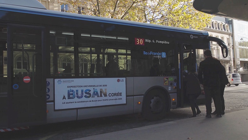 City buses in Paris early this month began running with promotional banners attached supporting Busan's 2030 World Expo bid.