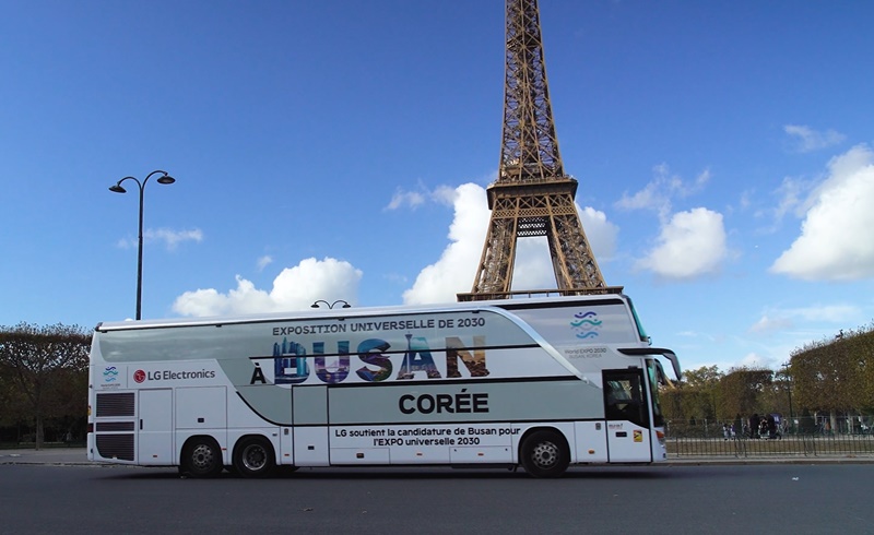 A double-decker bus promoting Busan's 2030 World Expo bid on Nov. 6 passes the Eiffel Tower in Paris.