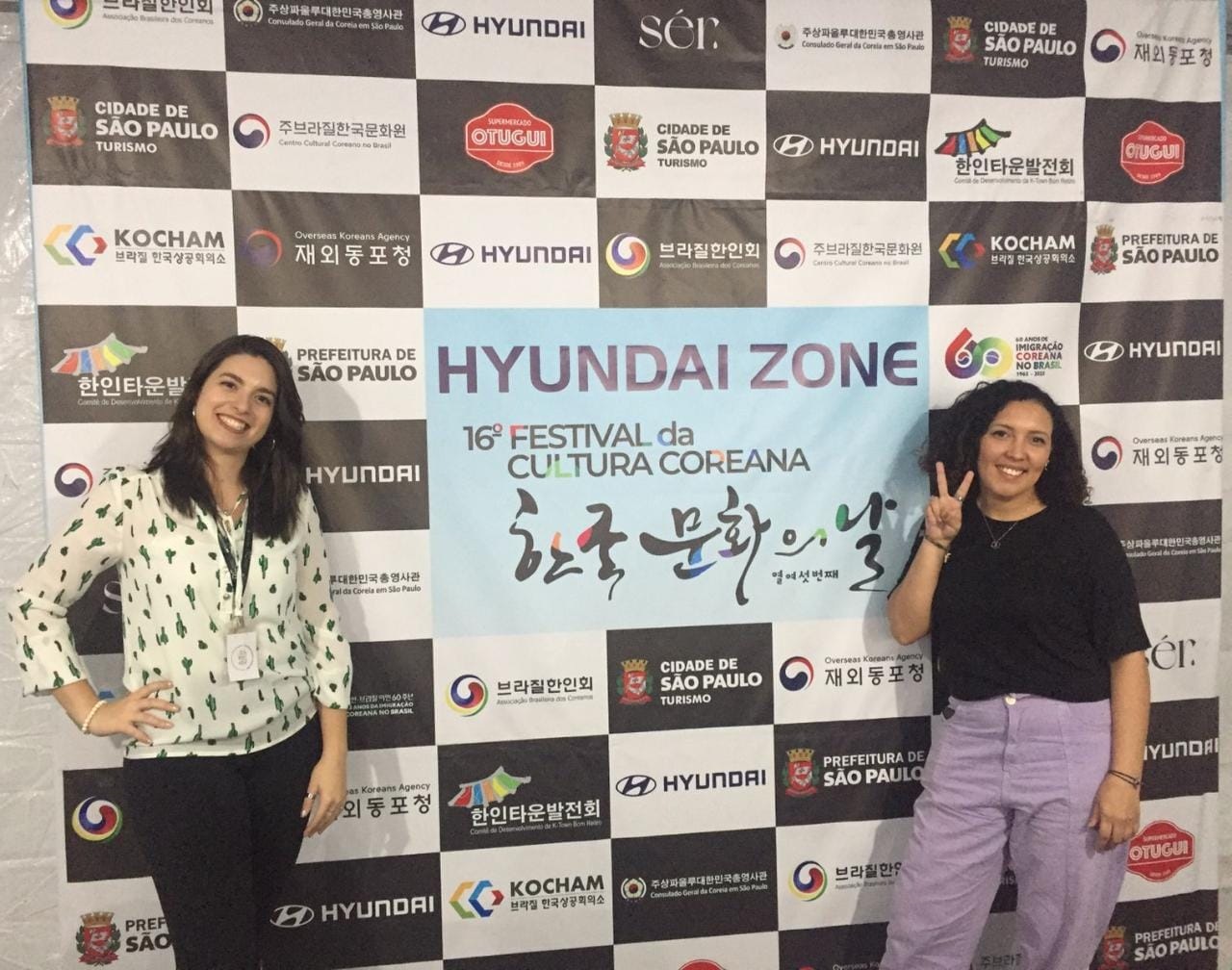 Bruna Giglio (right) and Denise Nobre pose at Hyundai Zone of the 16th Korean Culture Festival in Brazil.