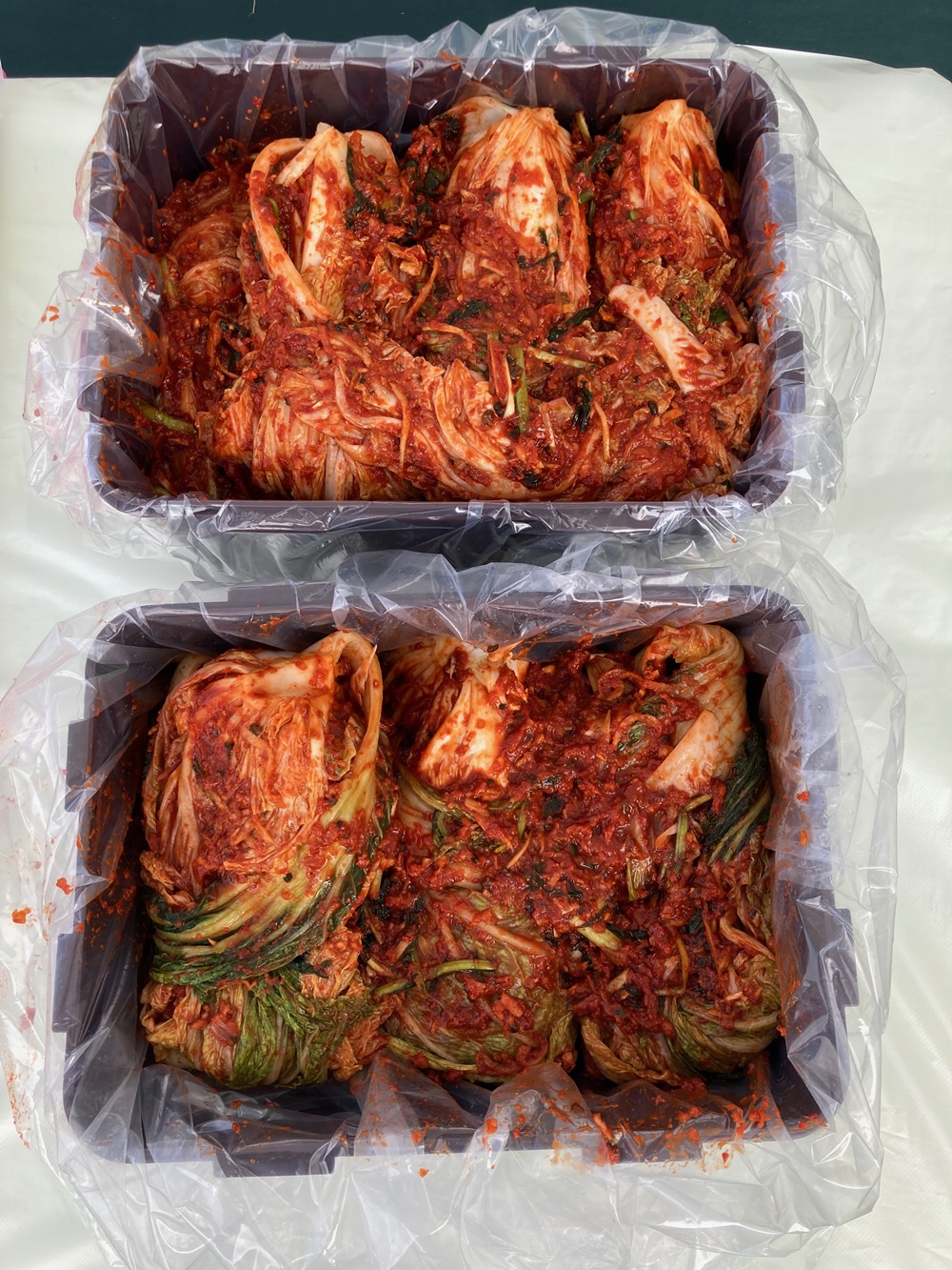 Yeast or fungi can easily form on kimchi and create a fungal odor if the latter is exposed to air. So when putting kimchi in a container, turn the inner side of the cabbage upward and block air as much as possible. (Charles Audouin)