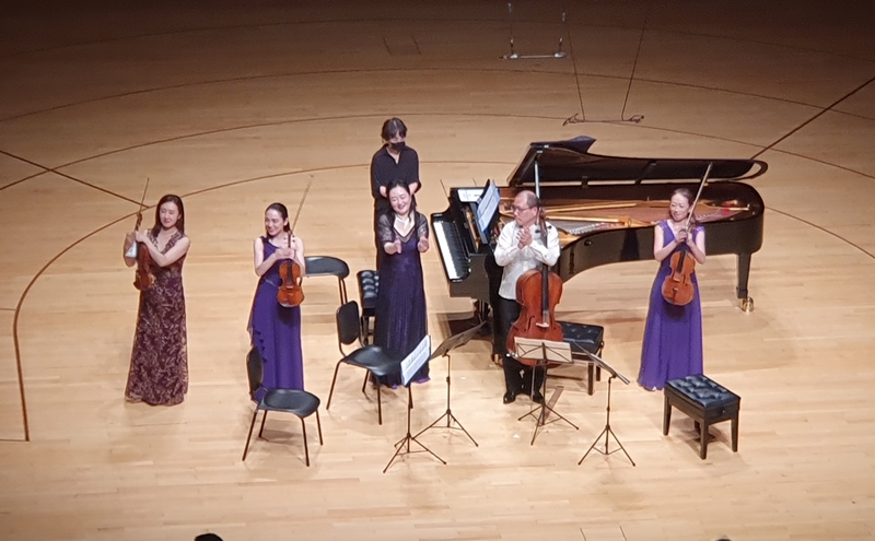  Pianist and Kyungnam University professor Lee Kyung Mi (center) and the Japanese string quartet Excelsior on Nov. 7 clap after finishing their performance at 