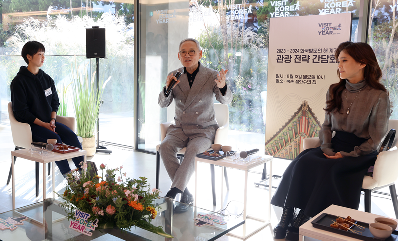 Minister of Culture, Sports and Tourism Yu In-chon (second from left) on Nov. 13 explains the nation's tourism strategy for next year at a meeting for the promotional event Visit Korea Year 2023-24 attended by Visit Korea Committee Chairperson Lee Boo-jin (third from left) at the House of Sulwhasoo, the flagship store of the domestic cosmetics giant in Hanok Bukchon Village of Seoul's Jongno-gu District.