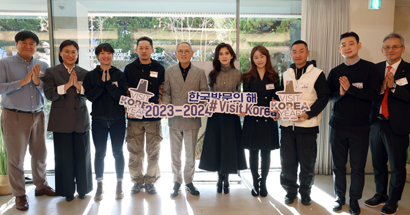 Minister of Culture, Sports and Tourism Yu In-chon (fifth from left) on Nov. 13 takes photos with including Visit Korea Committee Chairperson Lee Boo-jin (thrid from left) and other attendees of a tourism strategy meeting for Visit Korea Year 2023-24 at the House of Sulwhasoo Bukchon in Seoul's Jongno-gu District. 