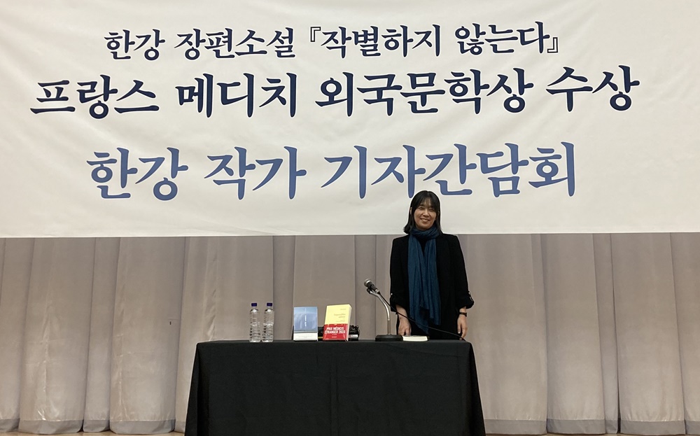 Novelist Han Kang on Nov. 14 takes a photo at her news conference held at Korea Broadcaster Center in Seoul's Yangcheon-gu District. (Charles Audouin) 