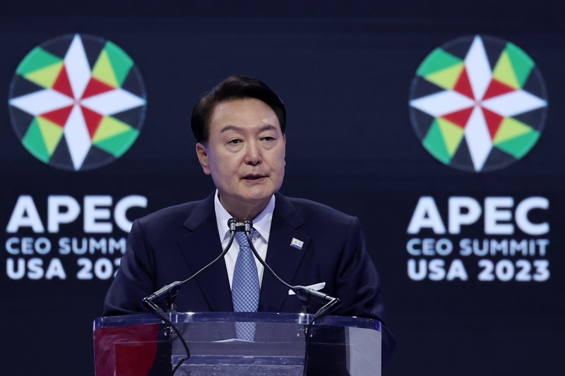 President Yoon Suk Yeol on Nov. 15 gives a keynote address at the Asia-Pacific Economic Cooperation CEO Summit held at Moscone West Convention Center in San Francisco. (Yonhap News)