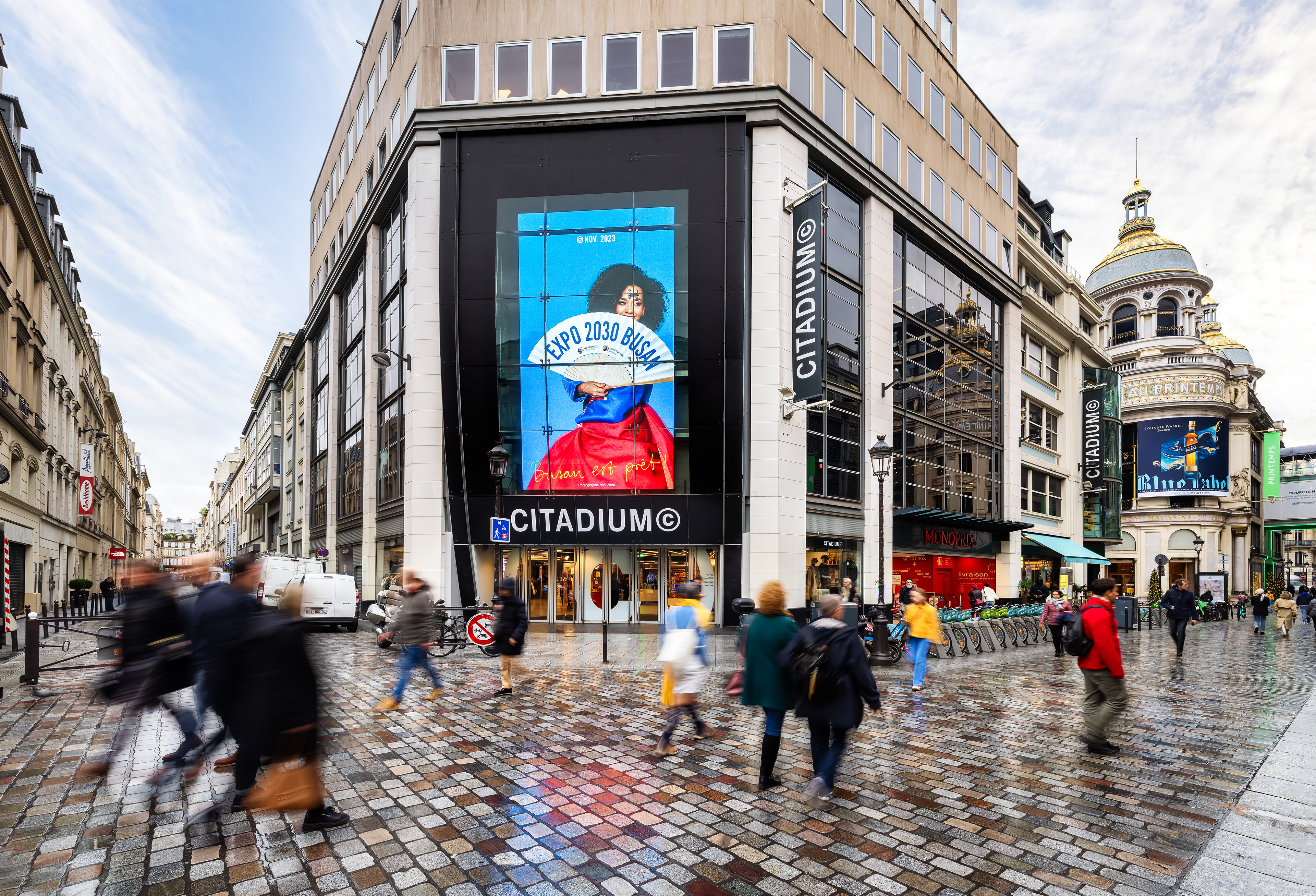 A massive ad for Busan's bid to host the 2030 World Expo is shown on the wall of the shopping mall Citadium Paris in the French capital. (Busan Metropolitan City)