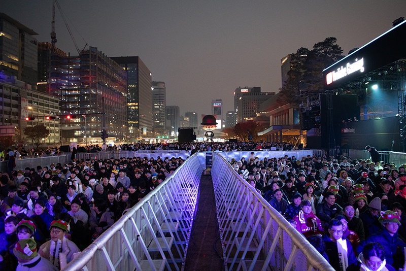 Esports fans on the night of Nov. 19 watch this year's League of Legends World Championship finals at a street cheering party on a large screen at Gwanghwamun Square in Seoul's Jongno-gu District. 