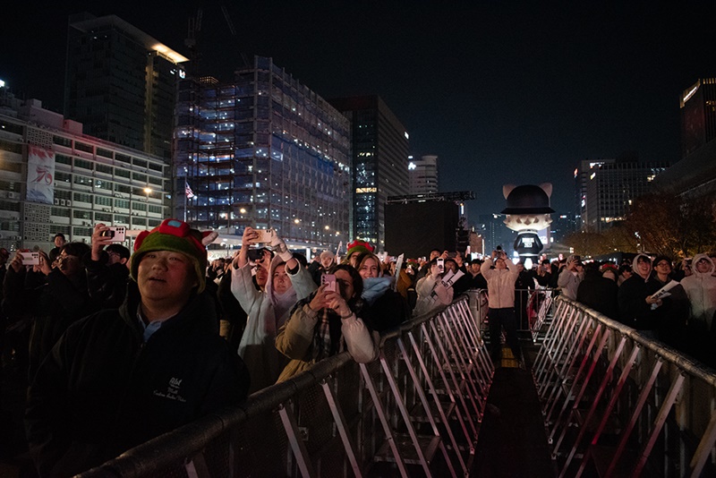 Gaming fans on Nov. 19 watch a livestream of the finals of this year's LoL World Championship at Gwanghwamun Square in Seoul's Jongno-gu District. 