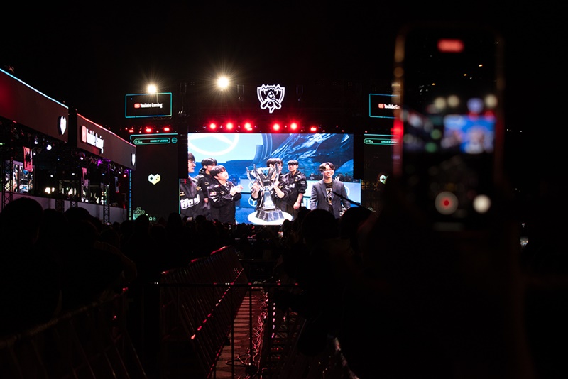 Esports fans on Nov. 19 watch a livestream of the finals of this year's LoL World Championship at Gwanghwamun Square in Seoul's Jongno-gu District.