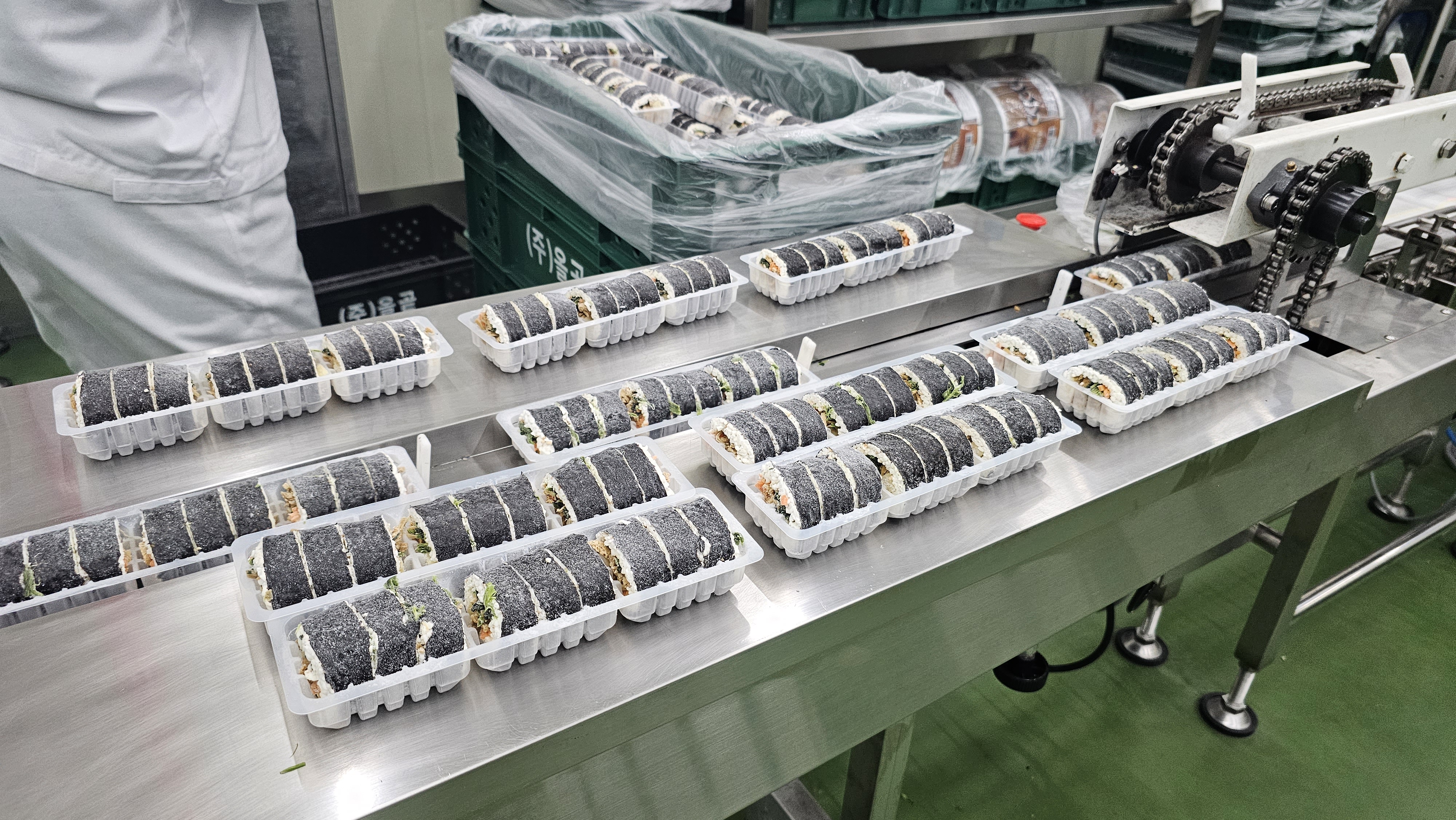 Completed gimbap (top) is molded and those frozen are put in plastic trays (bottom). (Kim Hyelin)