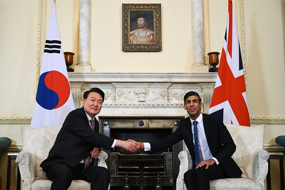 President Yoon Suk Yeol (right) and British Prime Minister Rishi Sunak on Nov. 22 shake hands at their bilateral summit held at the latter's official residence on 10 Downing Street in London. (Yonhap News) 