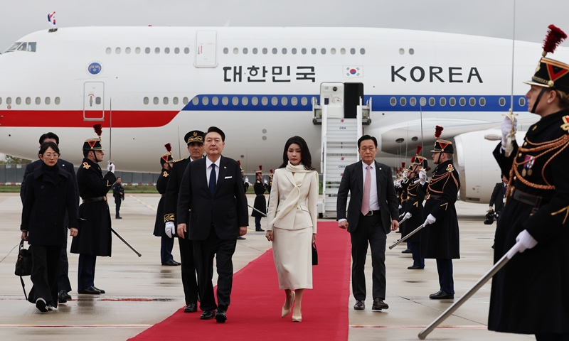 President Yoon Suk Yeol and first lady Kim Keon Hee on Nov. 23 arrive at Paris-Orly Airport in the French capital to present his final pitch for Busan's bid to host the 2030 World Expo. (Yonhap News)