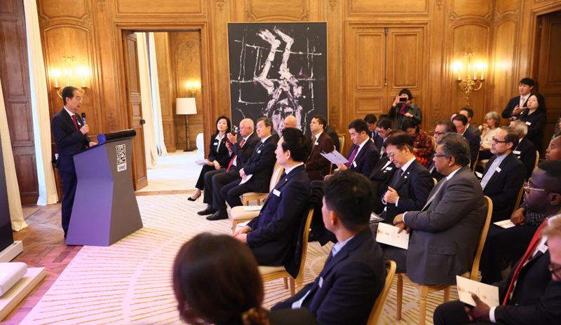 Prime Minister Han Duck-soo on Nov. 14 gives the opening speech at a breakfast seminar for delegates from member contries of the International Bureau of Expositions (BIE) at Maison de Busan in Paris hosted by the Korea Chamber of Commerce and Industry. (Prime Minister's Secretariat) 