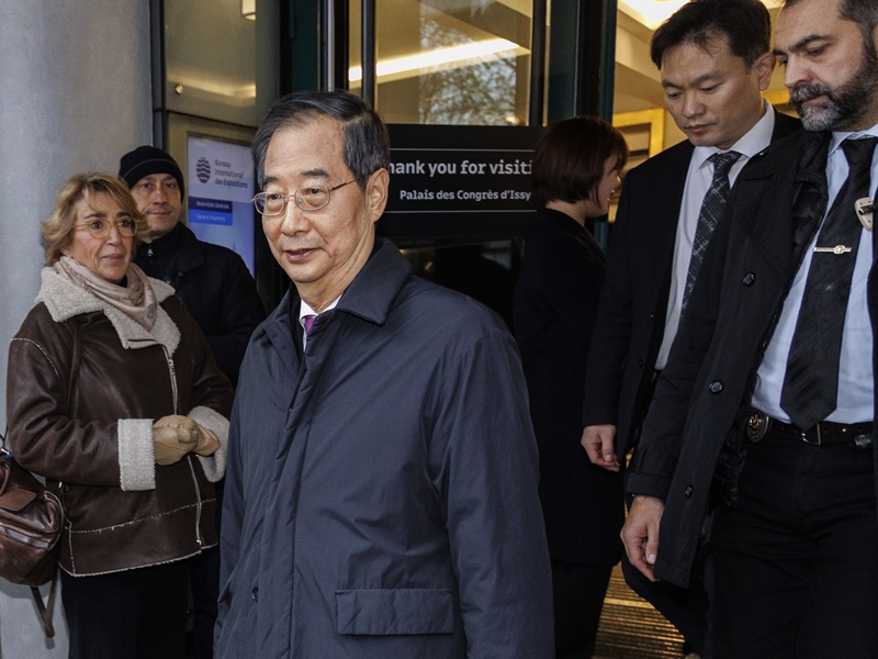 The day before voting for the host city of the 2030 World Expo, Prime Minister Han Duck-soo on Nov. 27 leaves the Palais des Congres of Issy-les-Moulineaux, the venue of the election in Paris and general assembly of the International Bureau of Expositions, after finishing rehearsal of Busan's final bid presentation. (Yonhap News) 