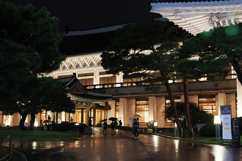 Visitors on Sep. 13 explore the former presidential compound of Cheong Wa Dae as part of the tour 