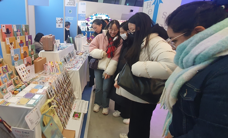 Visitors to the fair at Dongdaemun Design Plaza in Seoul's Jung-gu District on Nov. 24 look at keychains featuring traditional knots and hopae, or ID tags from the Joseon Dynasty.