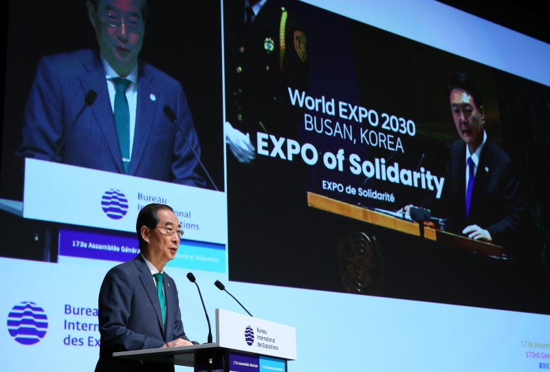 Prime Minister Han Duck-soo on Nov. 28 gives a speech in Busan's final presentation for its bid to host the 2030 World Expo at the general assembly of the International Bureau of Expositions at Palais des Congres in Paris. (Yonhap News) 
