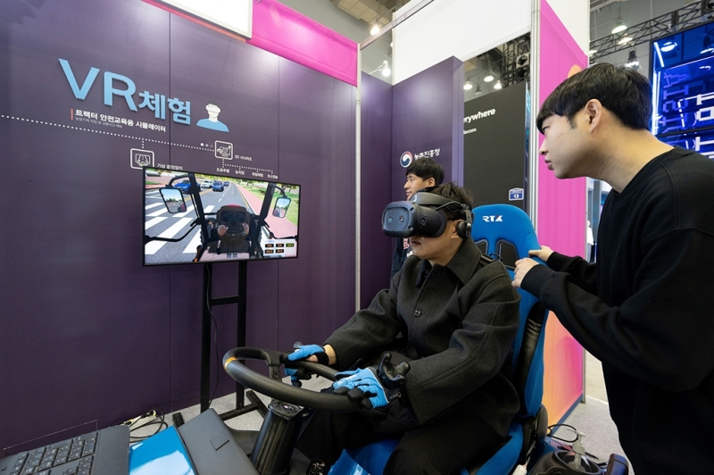 Korea this year ranks sixth in digital technology competitiveness among 64 countries surveyed, the nation's highest rank in the category in the nation's history. Shown is a visitor trying virtual reality content on Nov. 23 at the Korean Government Expo held at the Busan Exhibition and Convention Center, aka BEXCO, in the port city's Haeundae-gu District. (Ministry of the Interior and Safety)