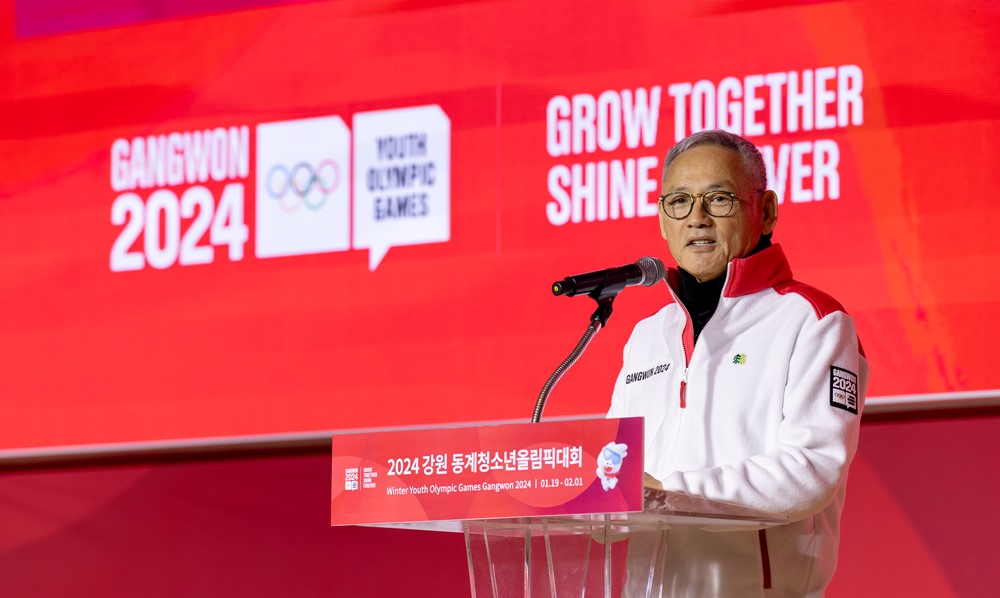 Minister of Culture, Sports and Tourism Yu In Chon on Dec. 4 gives a congratulatory speech at the inauguration ceremony for volunteers working at next year's Gangwon Winter Youth Olympics at Seoul Olympic Parktel in the capital's Songpa-gu District.