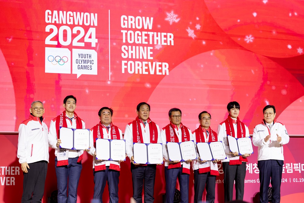 Minister Yu (far left) on Dec. 4 takes a group photo at a ceremony with Choi Jong-gu (far right), co-chair of Gangwon 2024's organizing committee, after appointing the honorary head and members of the competition's volunteer group Shine Crew. 