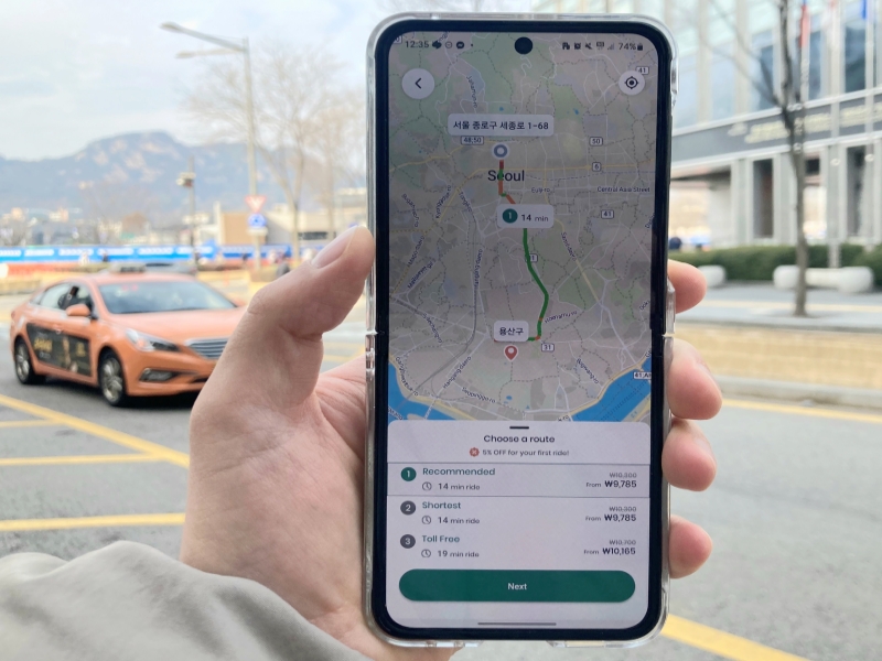 The Seoul Metropolitan Government on Dec.1 launched Taba, a taxi-hailing app for foreign tourists. Shown on Dec. 5 is the app being used to hail a cab in the capital's Jongno-gu District. (Cao Thi Ha)