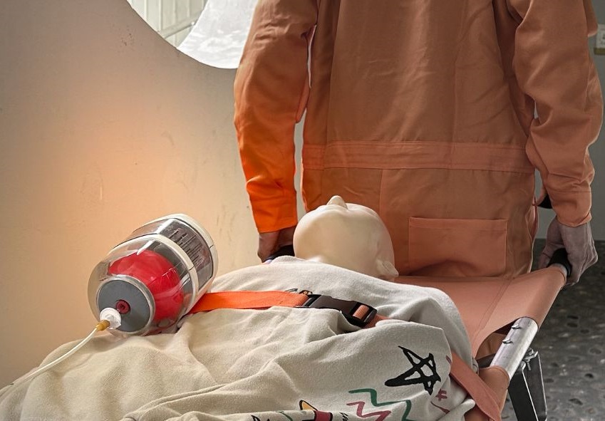 The Golden Capsule needs neither gravity nor electricity, thus allowing medical staff to focus on patients.